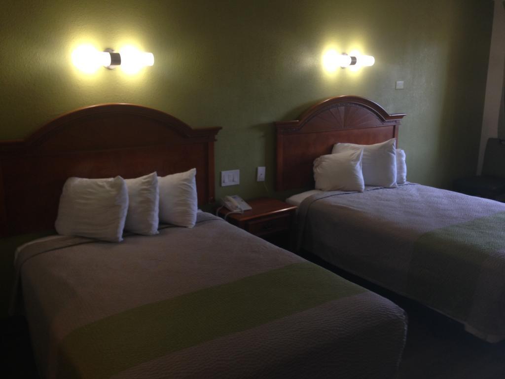 Red Carpet Inn - นิวบรันสวิก ภายนอก รูปภาพ
